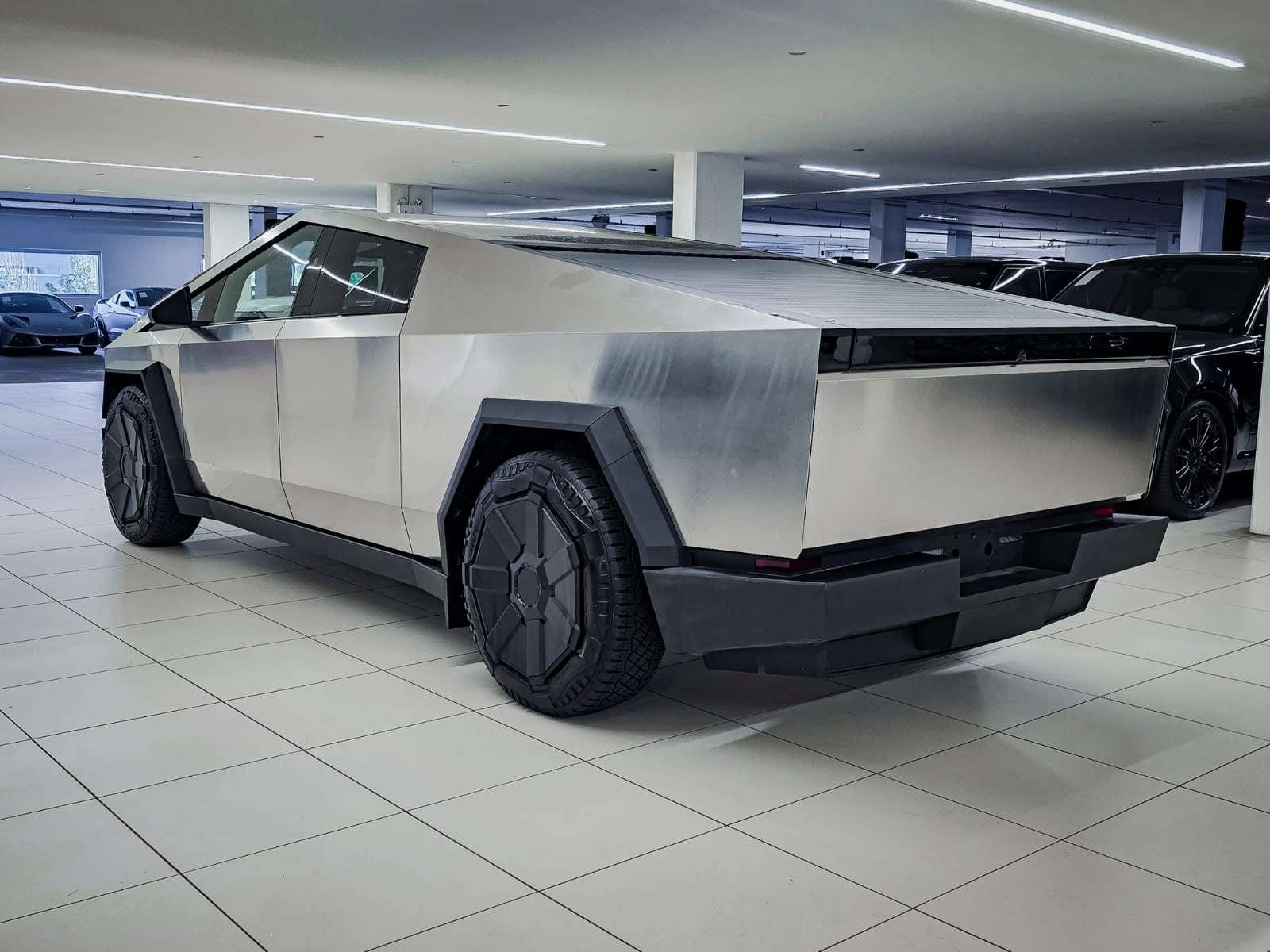 2025 Tesla Cybertruck photo 4