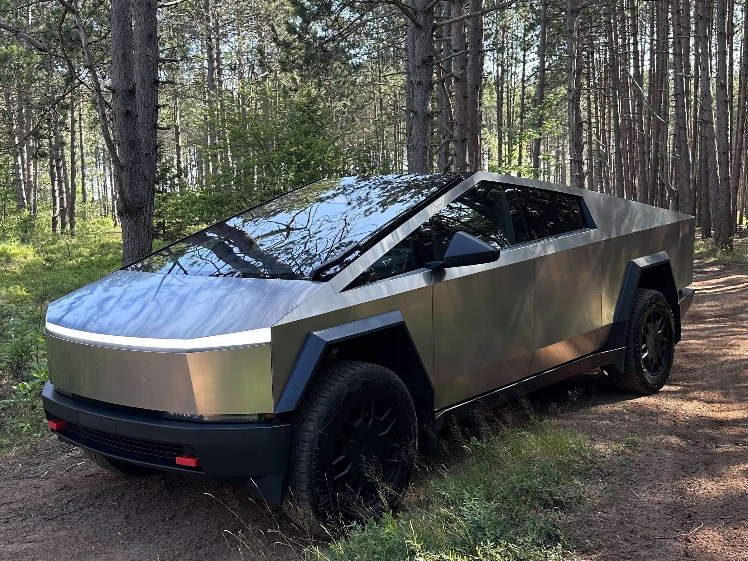 2024 Tesla Cybertruck photo 2