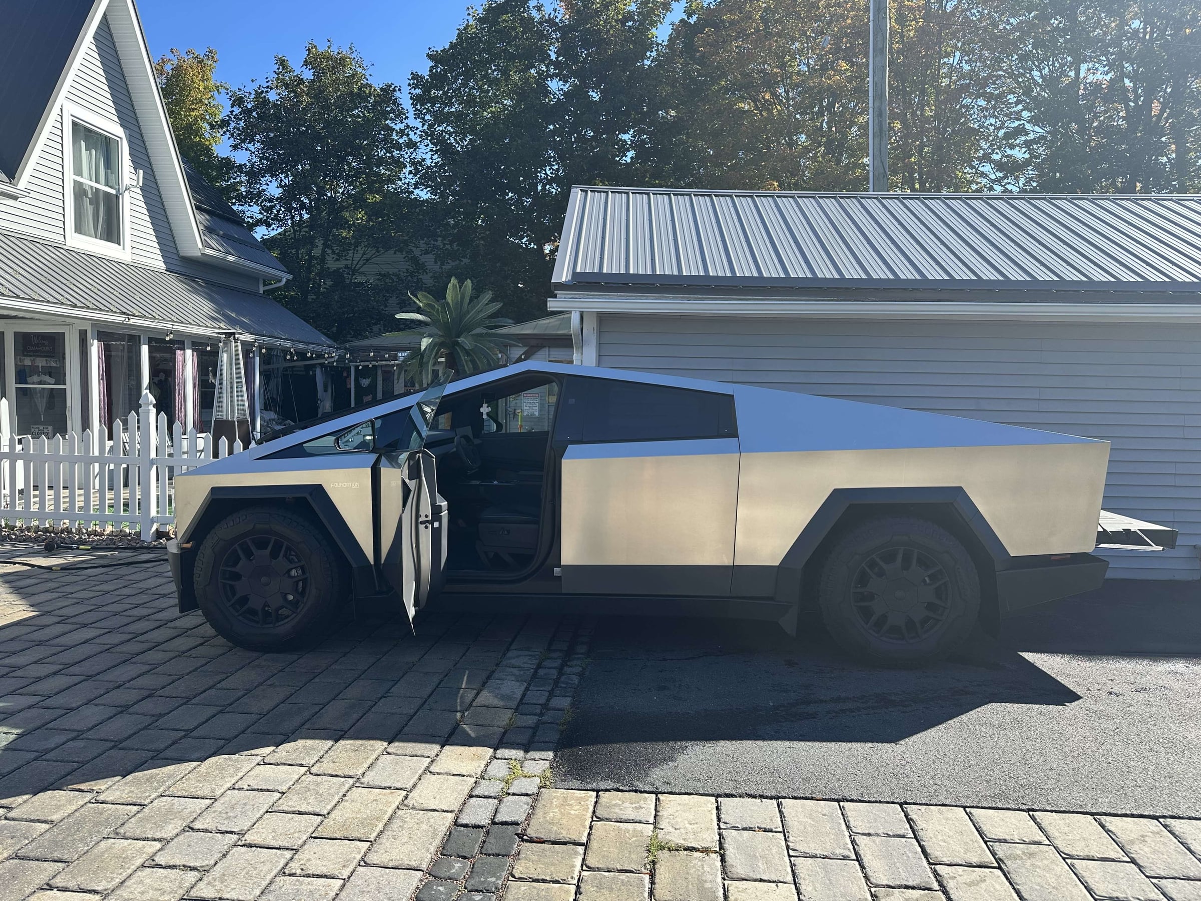 2024 Tesla Cybertruck photo 6