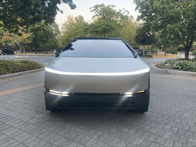 2024 Tesla Cybertruck photo 2