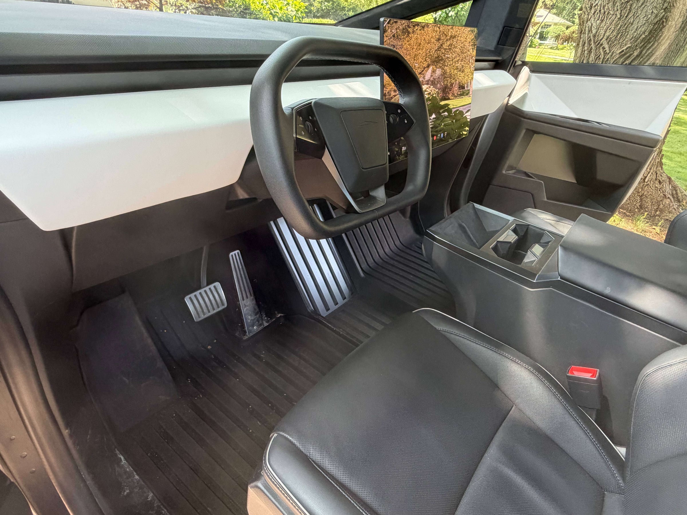2024 Tesla Cybertruck photo 4