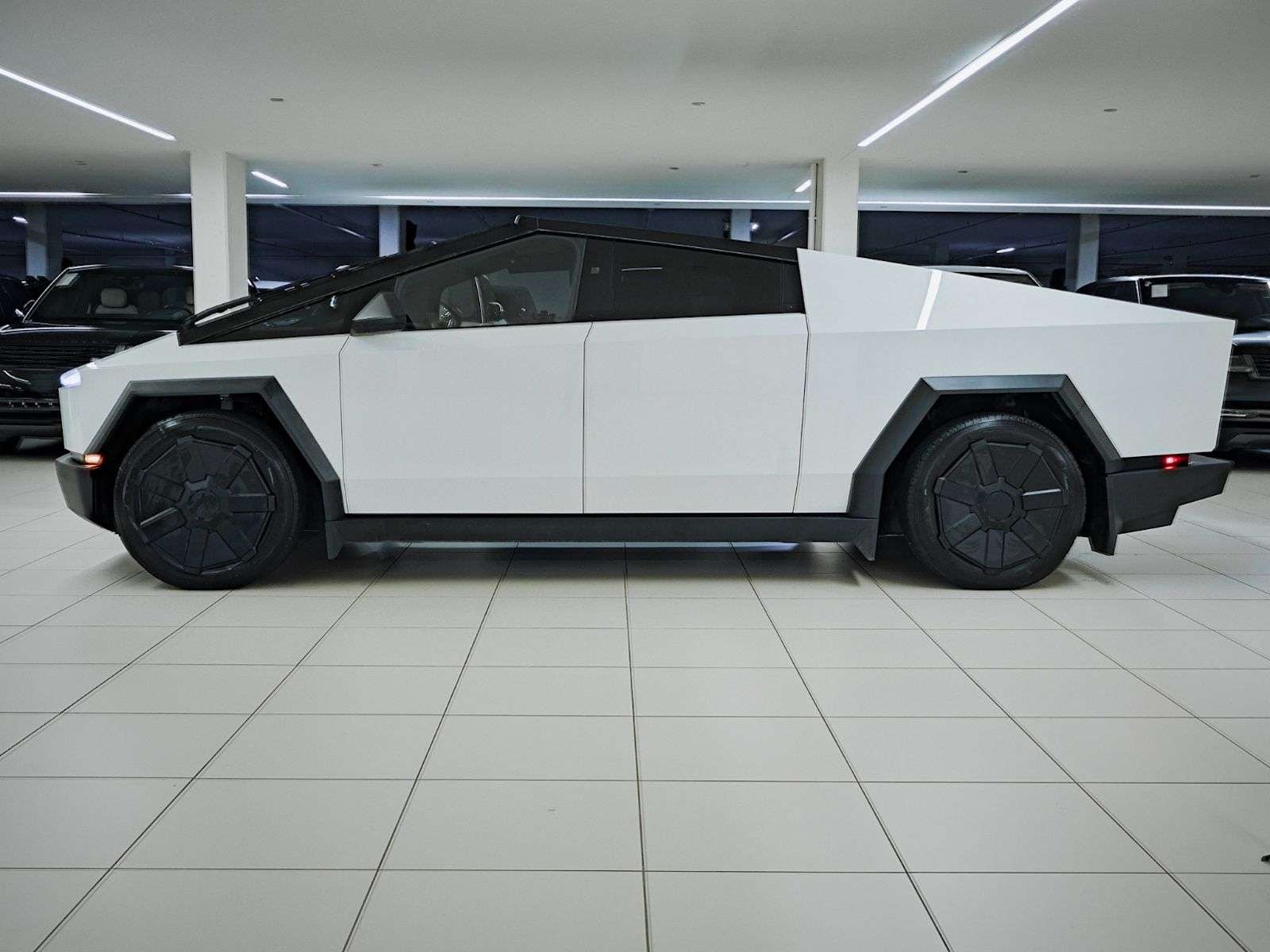 2024 Tesla Cybertruck photo 7