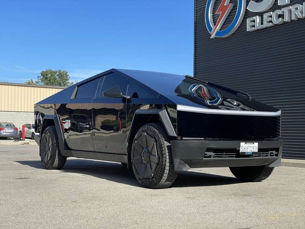 2024 Tesla Cybertruck photo 3