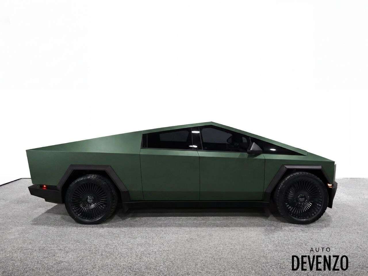 2024 Tesla Cybertruck photo 2