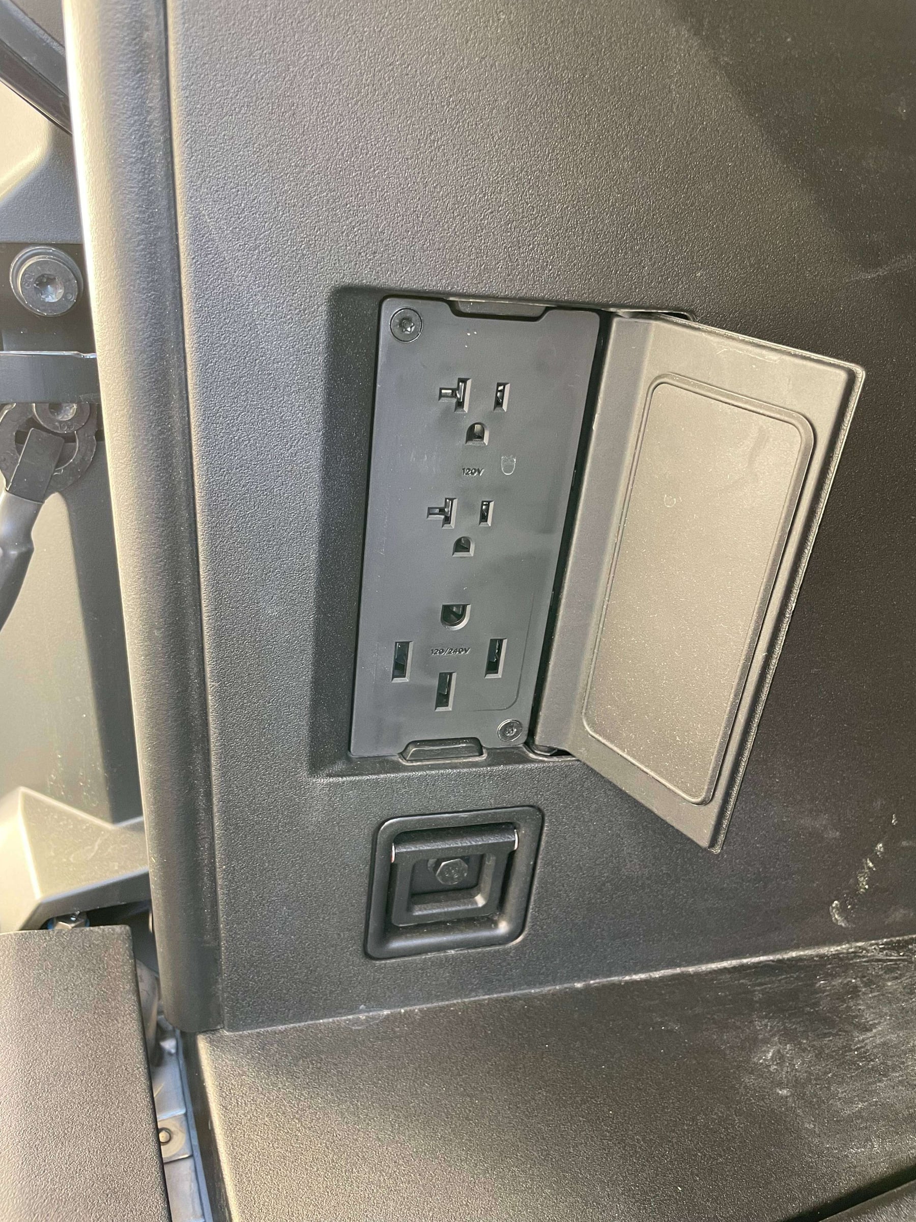 2024 Tesla Cybertruck photo 7