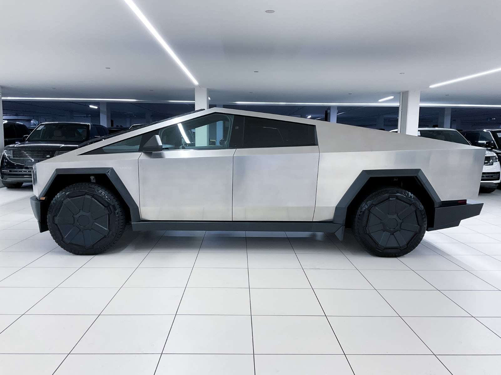 2024 Tesla Cybertruck photo 4