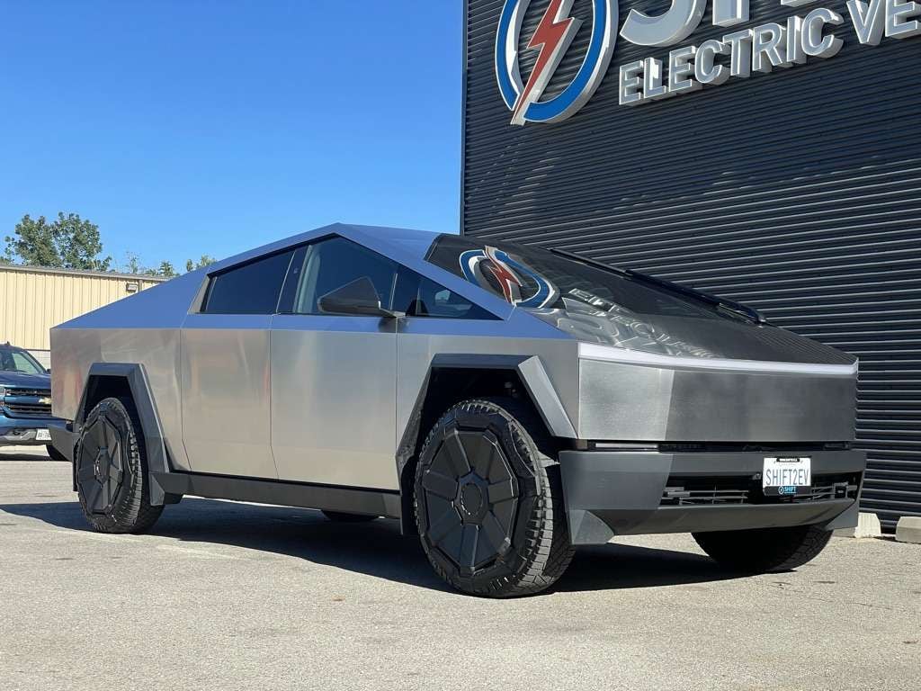 2024 Tesla Cybertruck photo 3