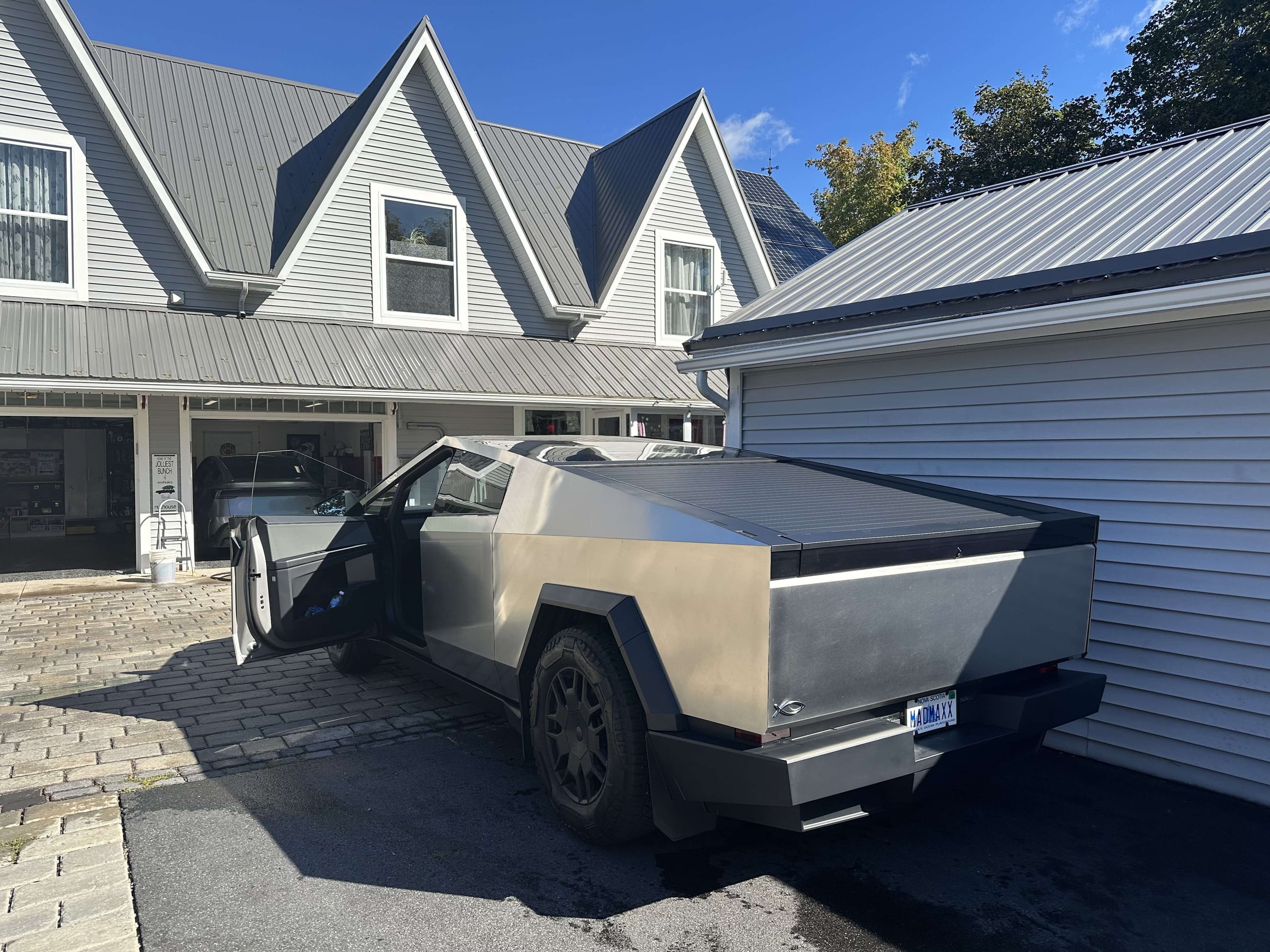 2024 Tesla Cybertruck photo 4