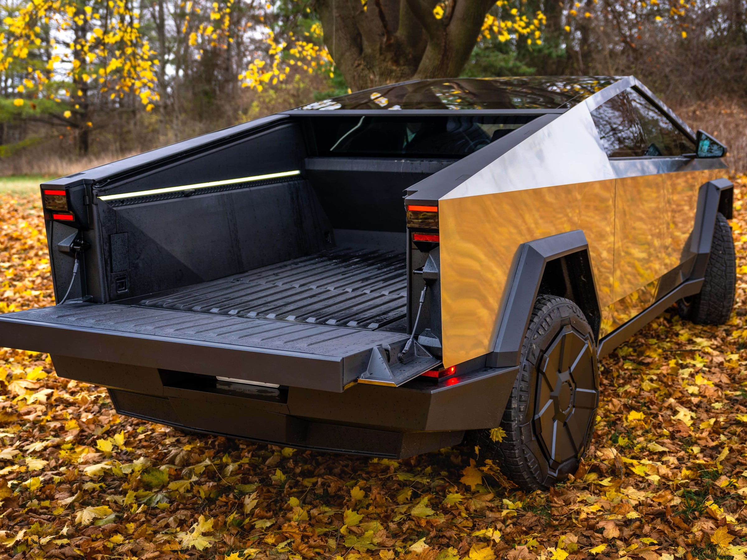 2024 Tesla Cybertruck photo 8