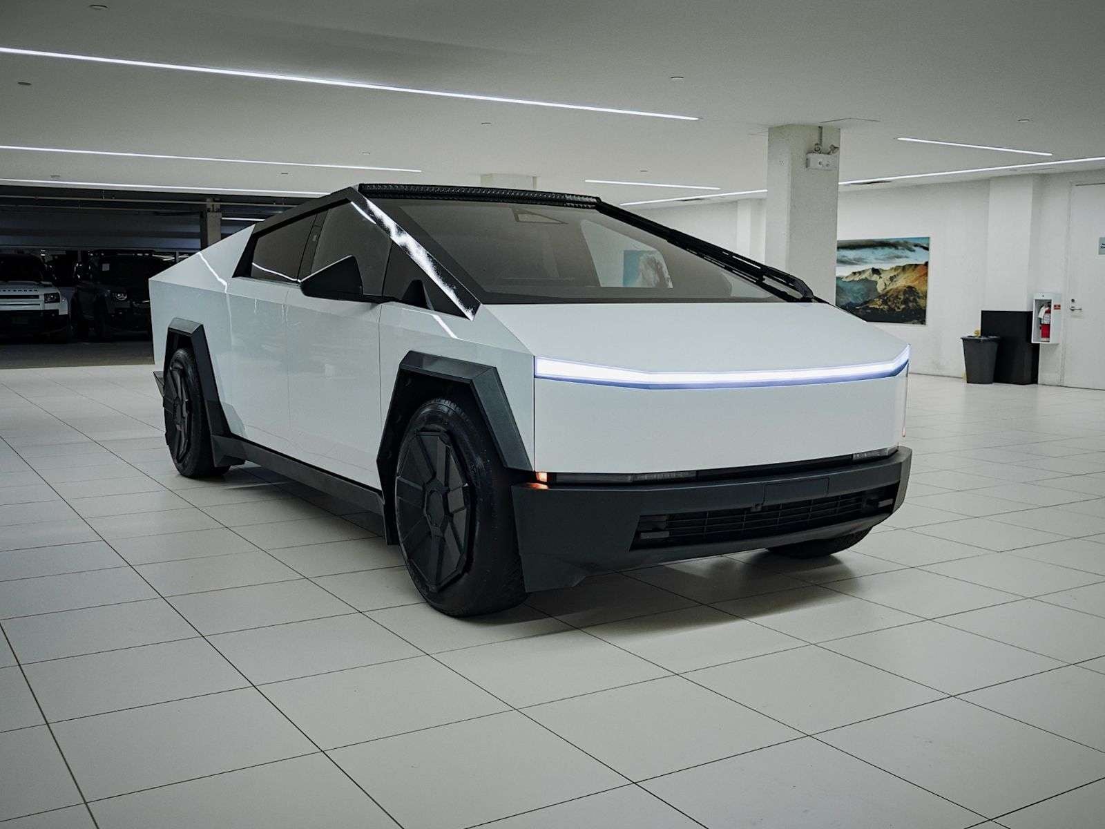 2024 Tesla Cybertruck photo 3