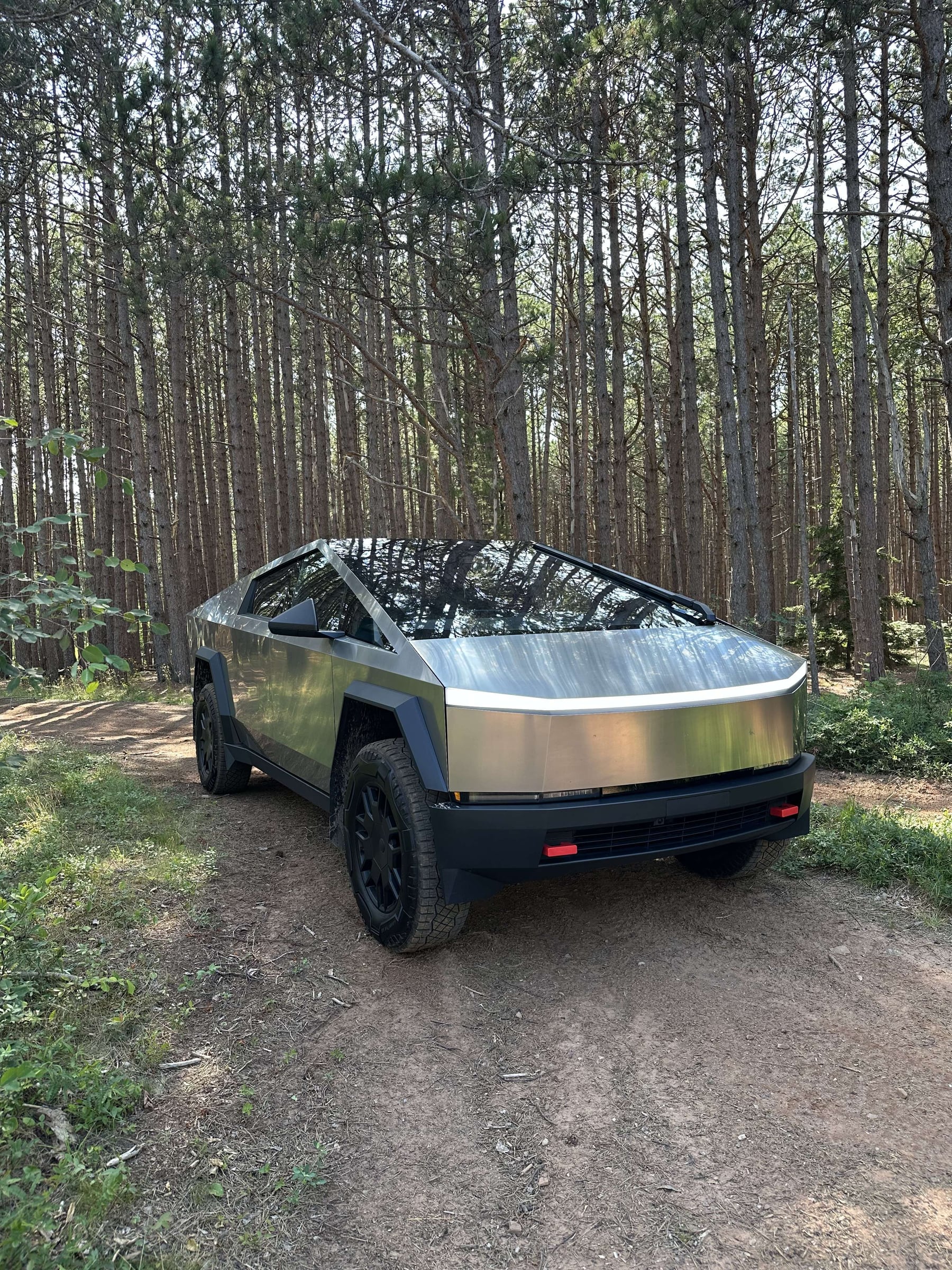 2024 Tesla Cybertruck photo 3