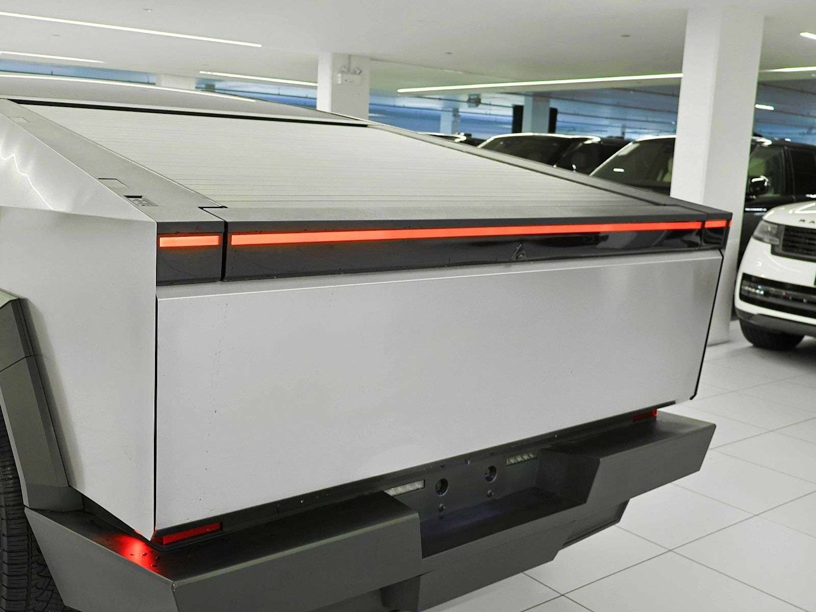 2026 Tesla Cybertruck photo 9