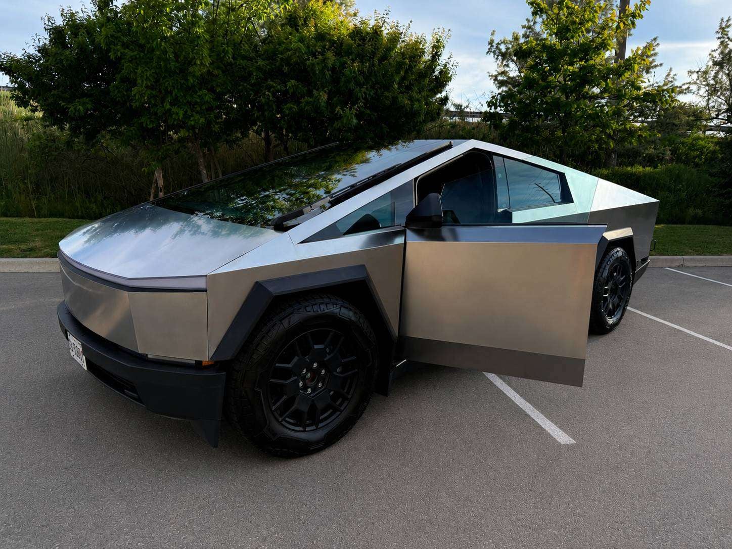 2024 Tesla Cybertruck photo 5
