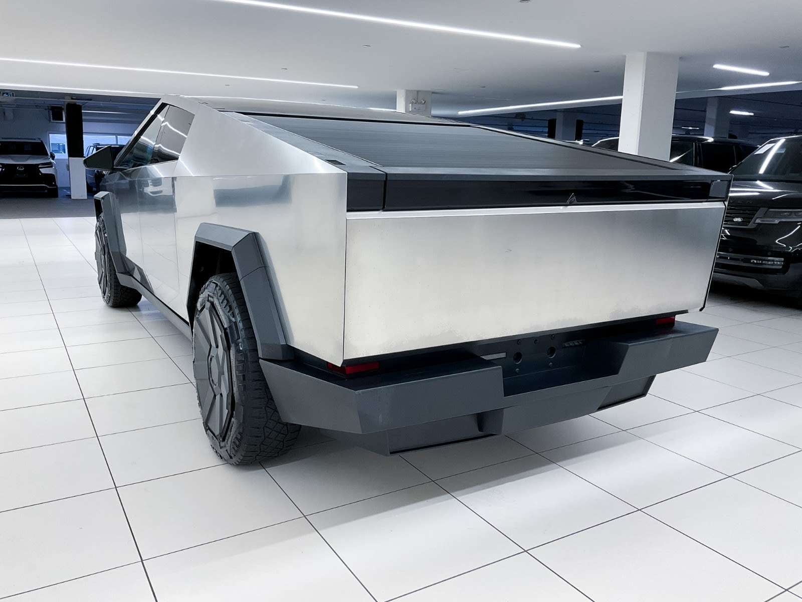 2024 Tesla Cybertruck photo 5
