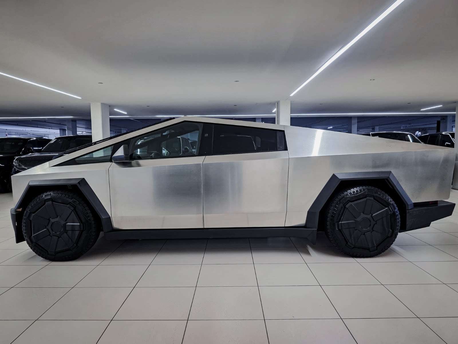 2025 Tesla Cybertruck photo 7