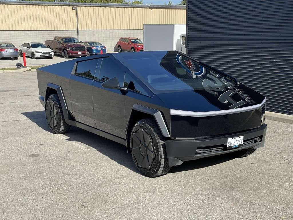 2024 Tesla Cybertruck photo 4