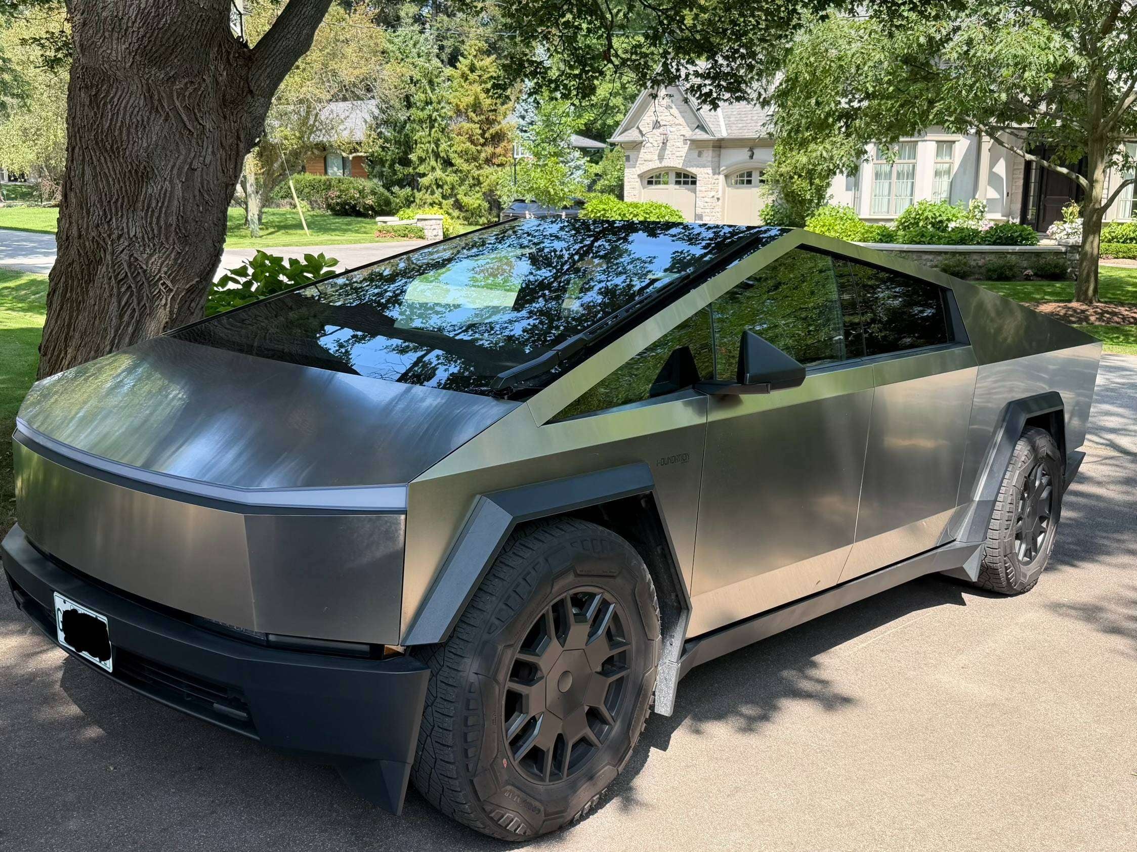 2024 Tesla Cybertruck photo 2