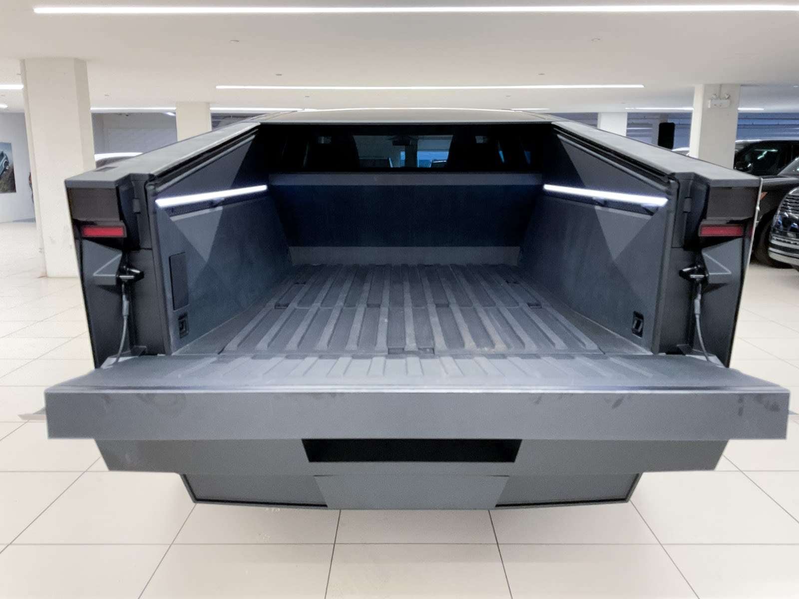 2024 Tesla Cybertruck photo 9