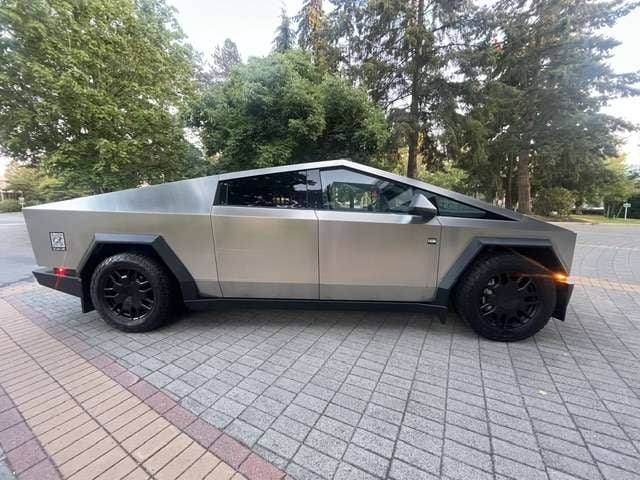 2024 Tesla Cybertruck photo 4