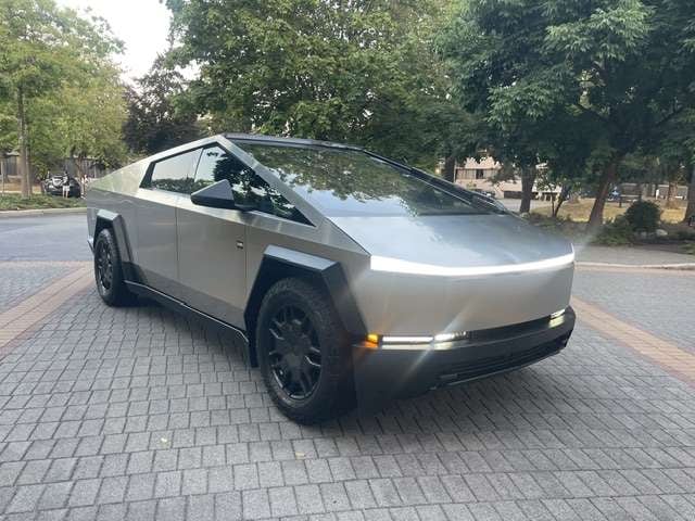 2024 Tesla Cybertruck photo 3