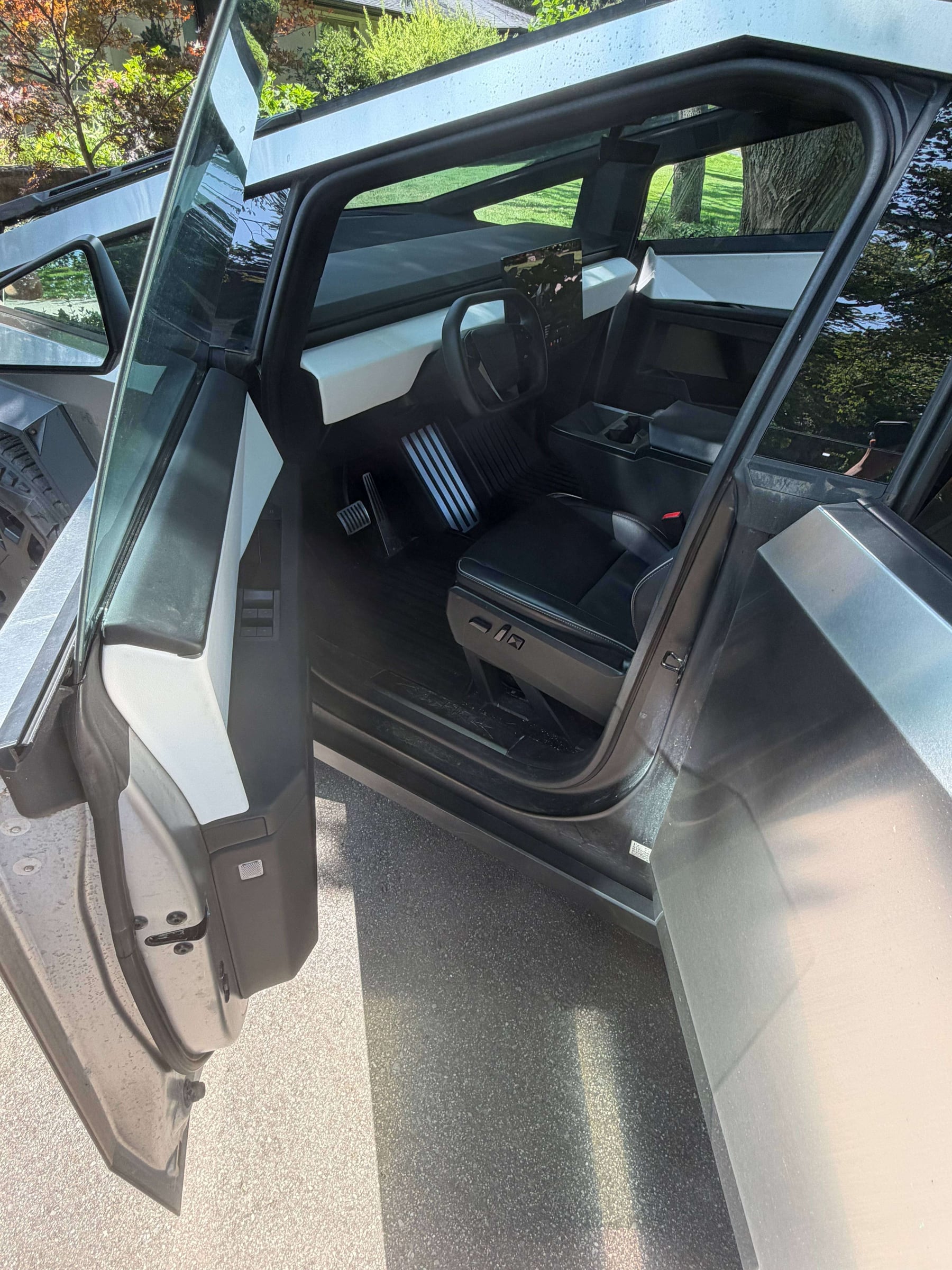 2024 Tesla Cybertruck photo 5