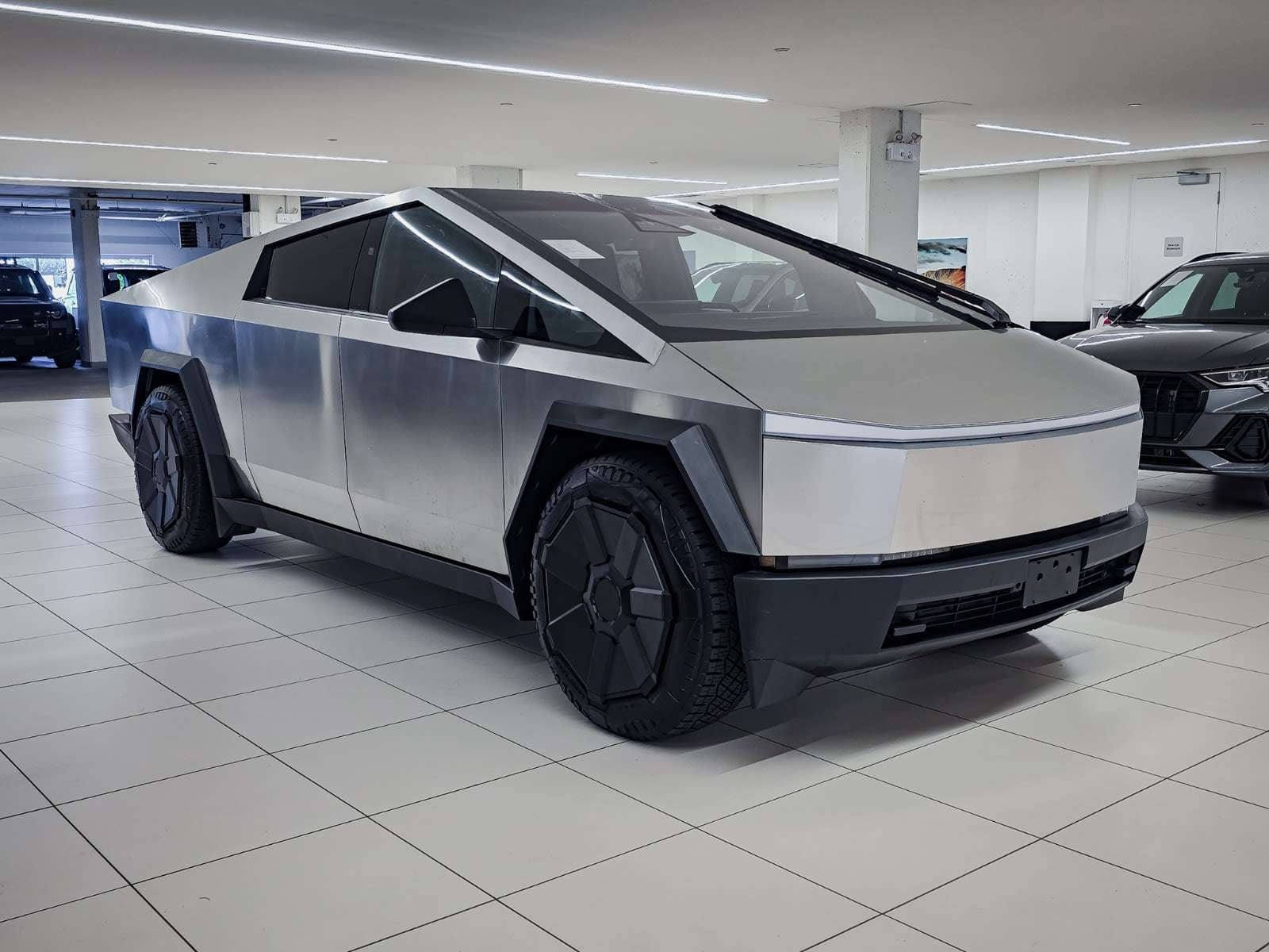 2025 Tesla Cybertruck photo 3