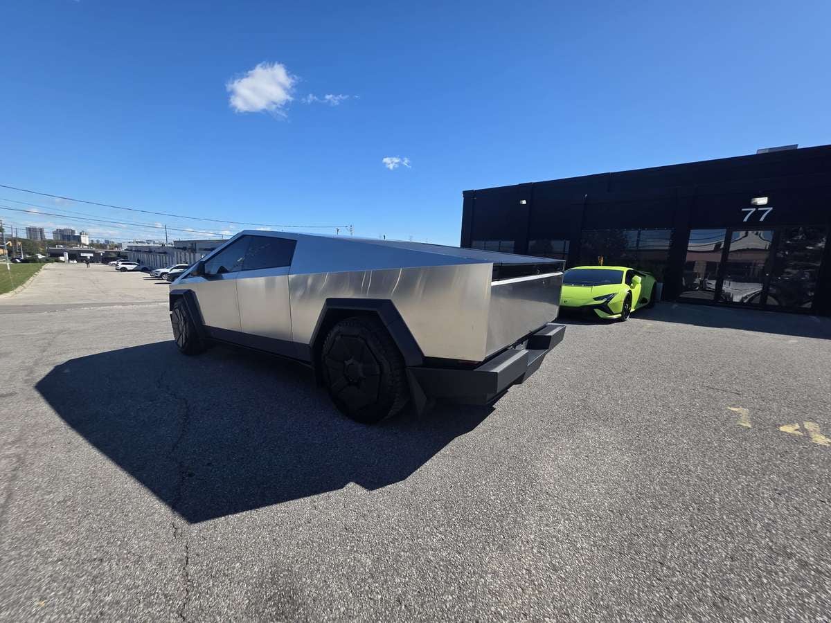 2024 Tesla Cybertruck photo 3