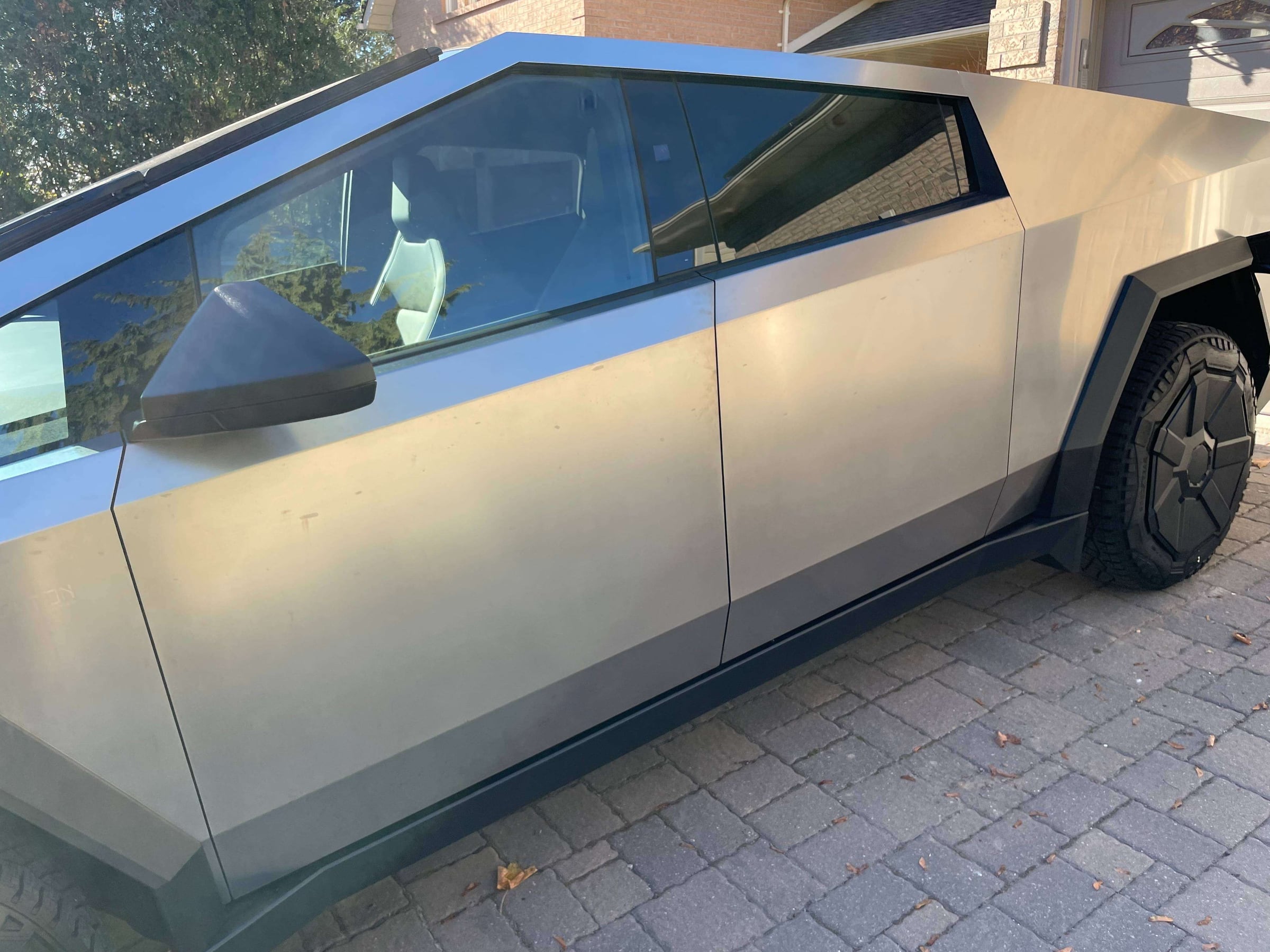 2024 Tesla Cybertruck photo 2