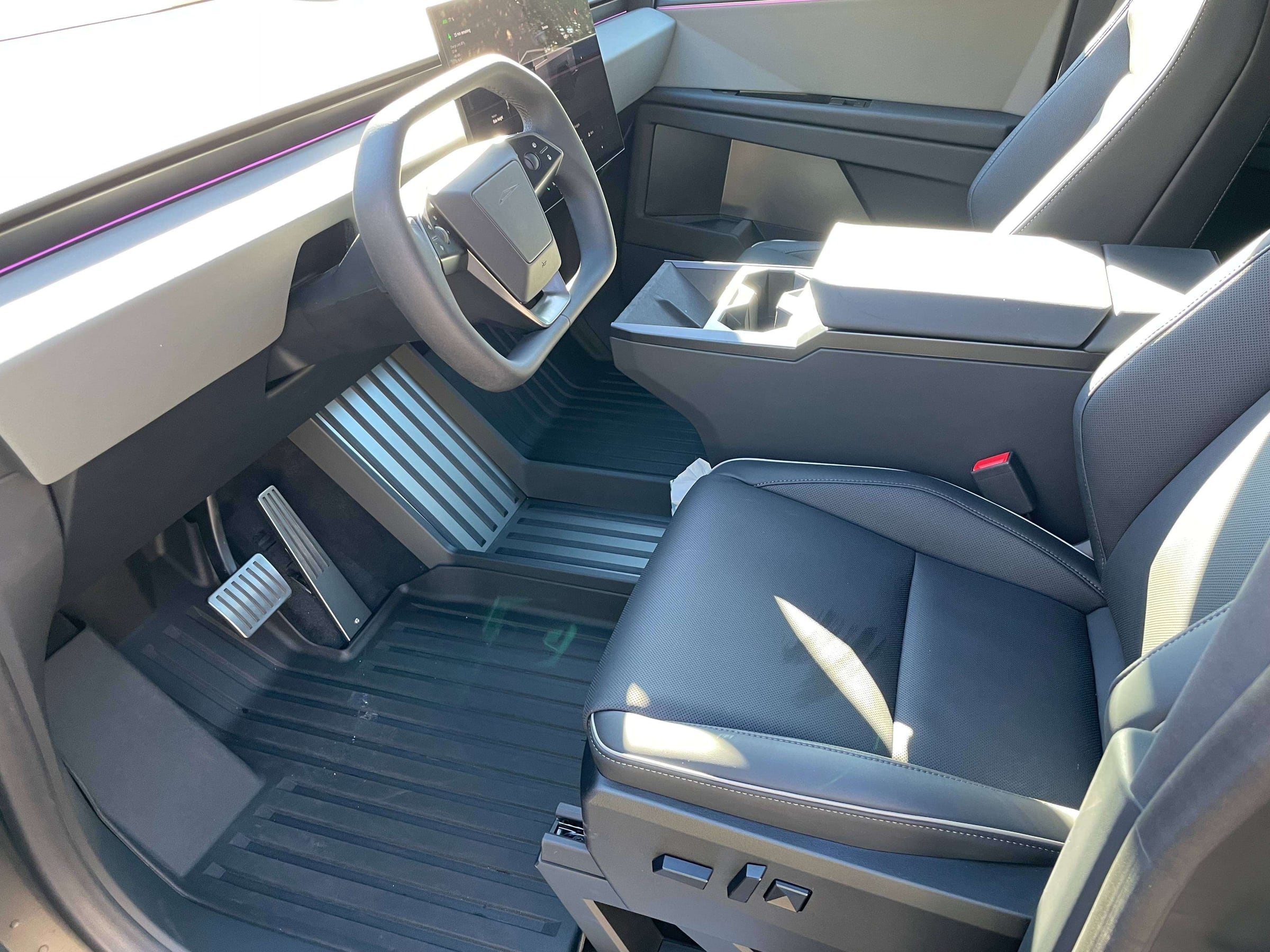 2024 Tesla Cybertruck photo 3