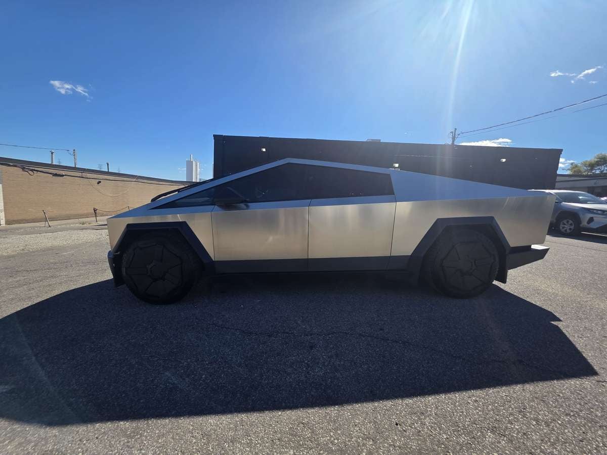 2024 Tesla Cybertruck photo 2