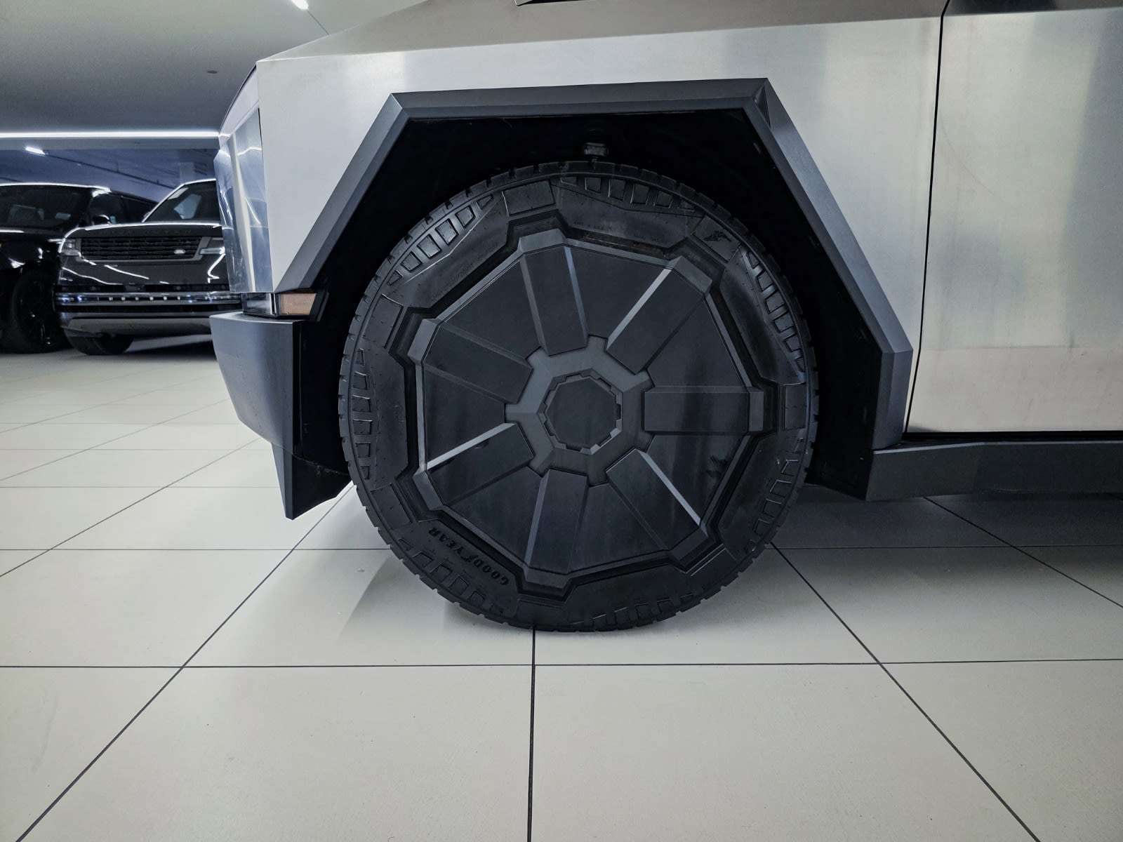 2025 Tesla Cybertruck photo 8