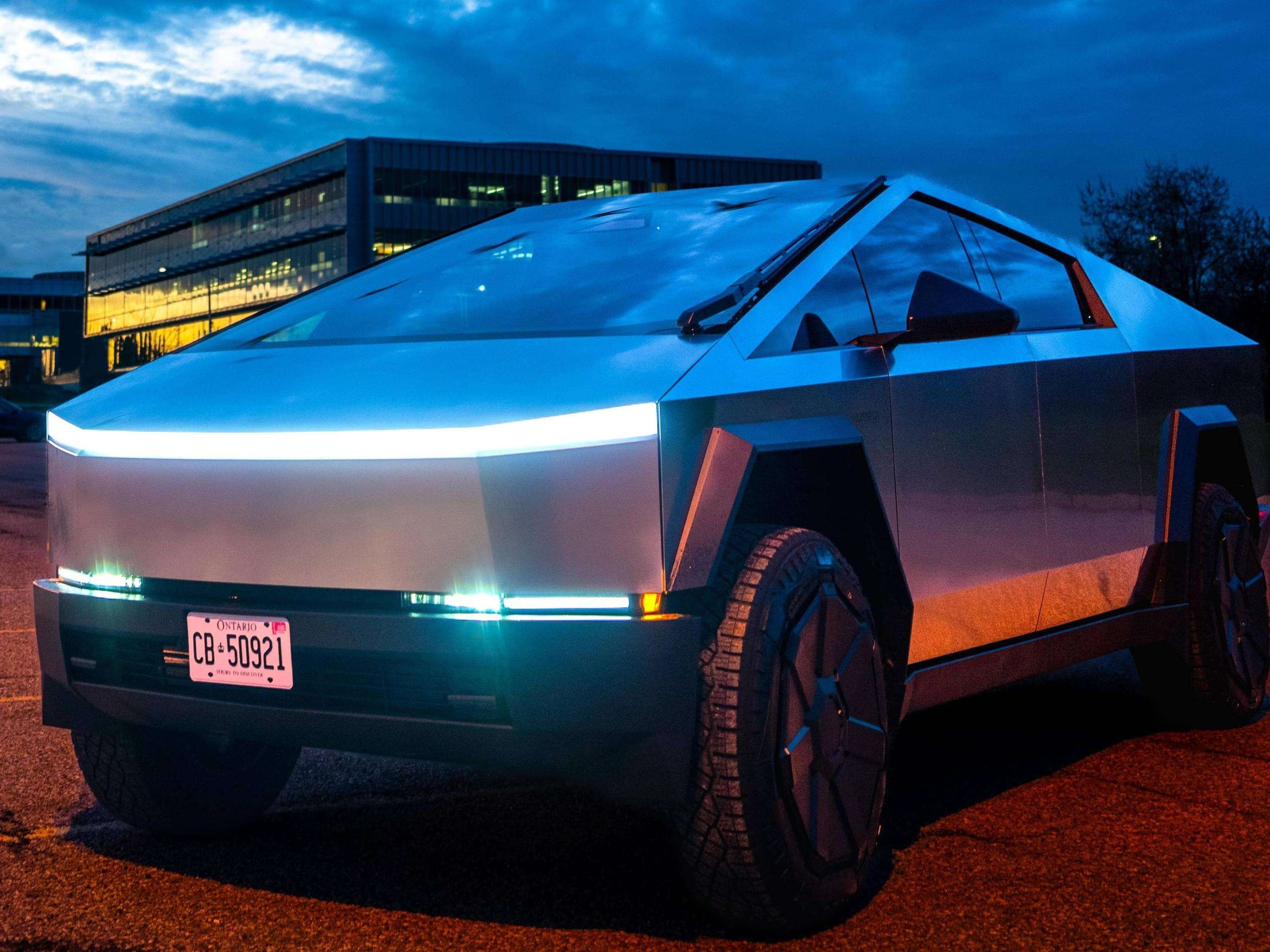 2024 Tesla Cybertruck photo 3