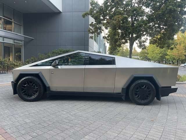 2024 Tesla Cybertruck photo 5