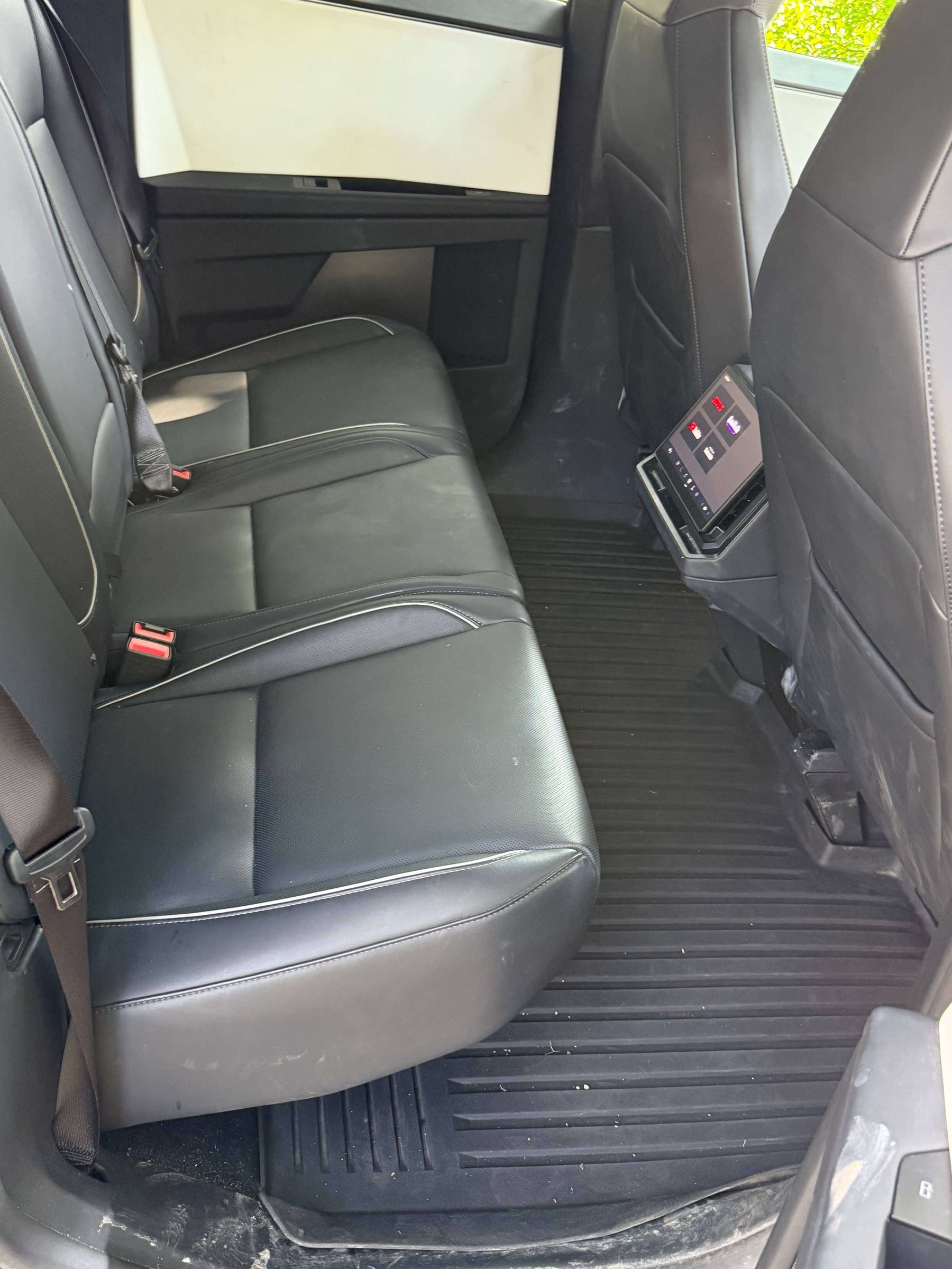 2024 Tesla Cybertruck photo 7